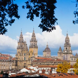 Panorámica de la Catedral de Santiago desde la Alameda. Torres barrocas de la Fachada del Obradoiro sobre los tejados del casco histórico.