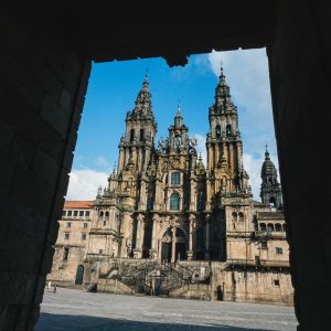 Vista de la Fachada del Obradoiro de la Catedral de Santiago encuadrada desde los soportales del Palacio de Raxoi. Arquitectura barroca.