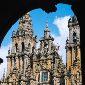 Parte superior de la Fachada del Obradoiro con Santiago peregrino y sus torres, encuadrada desde el Palacio de Raxoi. Barroco compostelano.
