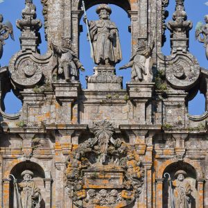 Remate de la fachada del Obradoiro con Santiago peregrino, sus discípulos y el escudo del Cabildo. Escultura barroca en piedra.