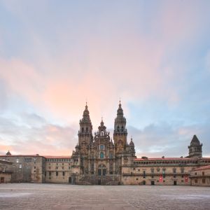 La fachada del Obradoiro desde la plaza homónima. A ambos lados, el Palacio de Gelmírez y el edificio que cierra el claustro y que alberga hoy el Muse