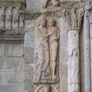 Relieve románico de La Creación de Adán, escultura medieval de la escuela del Maestro Mateo.