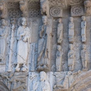 Niños procedentes del Coro del Maestro Mateo colocados ahí en el S.XIX por López Ferreiro y relieves de la Transfiguración del Señor