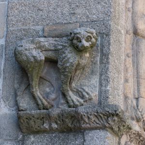 Esculturas románicas de leones guardianes en los laterales de la fachada de las Platerías.
