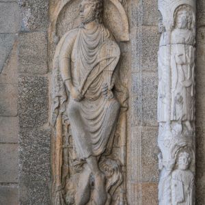 Relieve románico del Rey David músico tocando la cítara, situado en el contrafuerte de la fachada de las Platerías.
