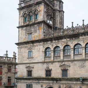Torre del Tesoro construcción renacentista de Rodrigo Gil de Hontañón con remate piramidal escalonado junto a la fachada de las Platerías.