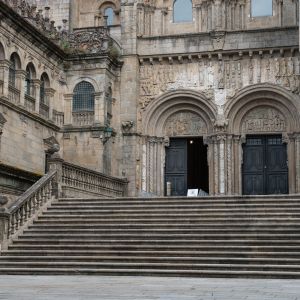 Edificio del Tesoro a la izquierda de la entrada a la fachada de las Platerías y su escalinata.