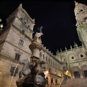 Fachada de las Platerías, torre del reloj y edificio del Tesoro. En primer plano, la fuente de la Plaza de las Platerías.