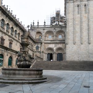 Fachada de las Platerías. Vista general. A la derecha, el cubo gótico de la Torre del Reloj y el lateral de la fachada de la Quintana. A la izquierda,