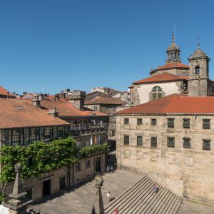 Casa da Conga en la Plaza de la Quintana de Santiago de Compostela, con casas de piedra y soportales sobre escalinata