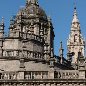 La crestería de Peña de Toro sustituyó las almenas medievales. Detalle de la cabecera de la catedral. Al fondo, el muro del monasterio de Antealtares