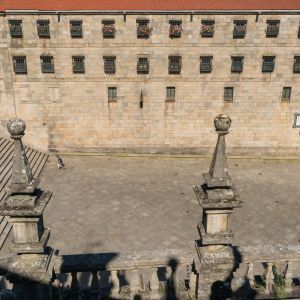 Vista de la Plaza de la Quintana desde la balconada de la Catedral de Santiago, con escaleras a la izquierda y el Monasterio de San Paio al fondo