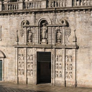 Puerta Santa de la Catedral de Santiago de Compostela en la fachada de la Quintana, con esculturas de apóstoles y relieves religiosos en piedra