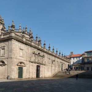 Vista de la fachada de la Quintana, destacando la Puerta Santa con sus figuras románicas 