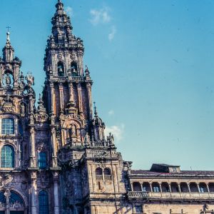 Plano vertical de la Torre de las Campanas y el estribo de la Blanca en la Catedral de Santiago, mostrando su arquitectura barroca y refuerzos.