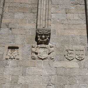 Relieves heráldicos y arranques de arcos góticos en la base de la Torre de la Berenguela, con el escudo del arzobispo Berenguel de Landoira.