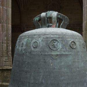 Detalle de relieves religiosos y escudos heráldicos en la campana de bronce Berenguela, claustro de la Catedral