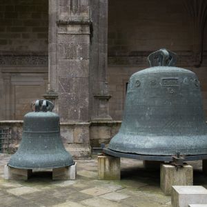 Campanas históricas originales de la Torre del Reloj expuestas en el claustro de la Catedral , piezas de bronce del siglo XVIII.