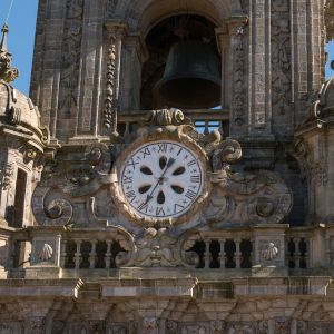 Detalle del reloj barroco y la campana de la Torre de la Berenguela en la Catedral de Santiago de Compostela, con decoración de conchas de vieira y te