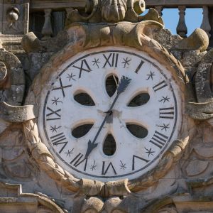 Detalle del reloj de una sola aguja en la Torre de la Berenguela destacando su diseño barroco y su curiosa mecánica histórica.
