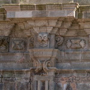 Detalle del tránsito arquitectónico entre el cuerpo gótico y el remate barroco de la Torre del Reloj, con balaustrada de conchas de vieira.