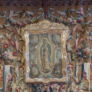 Cuadro de la Virgen de Guadalupe de Juan Patricio Morlete (1769) con marco de plata en la Sala Capitular de la Catedral de Santiago.