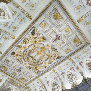 Detalle de la bóveda barroca de la Sala Capitular. Decoración con la Cruz de Santiago, veneras y estucos dorados. Catedral de Santiago de Compostela.