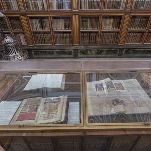 Vitrina con facsímiles del Códice Calixtino y el Botafumeiro en la Biblioteca del Museo de la Catedral de Santiago de Compostela.