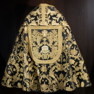 Capa pluvial fúnebre de seda y oro (S. XVIII). Bordado toledano con símbolos jacobeos en el Museo de la Catedral de Santiago de Compostela.