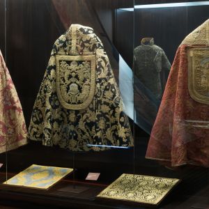 Capas pluviales de los siglos XVI y XVIII. Tejidos de seda y oro de Miguel Molero y Gonzalo Luaces en el Museo de la Catedral de Santiago.