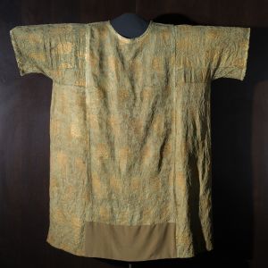Dalmática de Panni Tartarici (S. XIV) en seda y oro de Asia Central. Tejido histórico del relicario de Santa Susana en la Catedral de Santiago.
