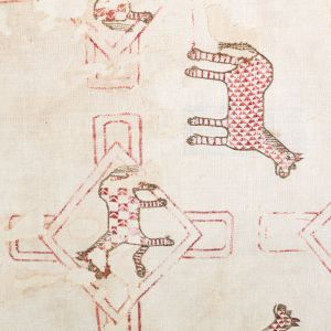 Detalle de paño de lino y seda de Asia Central (S. XI). Tejido bordado del relicario de Santa Susana en el Museo de la Catedral de Santiago.