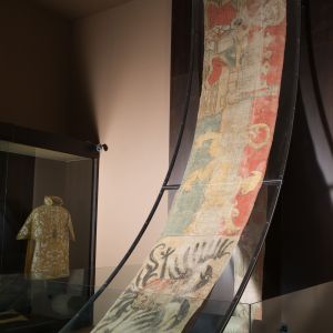 Gallardete de la Nao Capitana (1571) de la Batalla de Lepanto. Lino pintado con Cristo y Santiago del Museo de la Catedral de Santiago.
