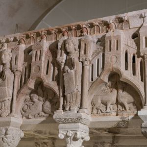Crestería del coro del Maestro Mateo (S. XII). Esculturas de niños cantores y arquitecturas románicas en el Museo de la Catedral de Santiago.