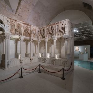 Reconstrucción del coro pétreo del Maestro Mateo (S. XII). Detalle de sitiales y esculturas románicas en el Museo de la Catedral de Santiago.