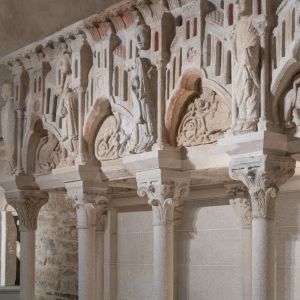 Detalle del coro del Maestro Mateo (S. XII) con piezas originales y reproducciones en granito. Museo de la Catedral de Santiago de Compostela.