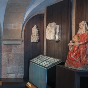 Escultura de Santa Ana con la Virgen y el Niño (S. XVI). Piedra policromada renacentista en el Museo de la Catedral de Santiago de Compostela.