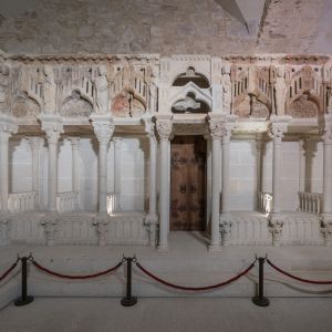 Puerta de la Vía Sacra en el coro del Maestro Mateo (S. XII). Reconstrucción arquitectónica románica en el Museo de la Catedral de Santiago.