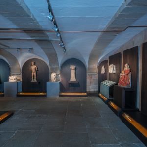 Sala de esculturas del Museo de la Catedral de Santiago: San Sebastián (XV), San Francisco (XV) y Santa Ana (XVI) en piedra policromada.