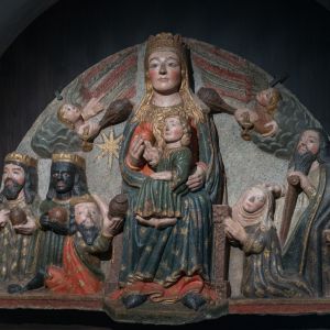 Tímpano gótico de doña Leonor (S. XIV). Relieve de granito policromado con la Adoración de los Reyes del Museo de la Catedral de Santiago.
