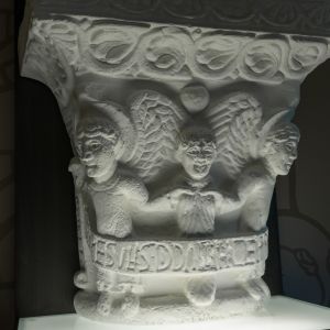 Vaciado de capitel románico (1075) con la inscripción fundacional de la Catedral de Santiago. Pieza histórica del Museo de la Catedral.