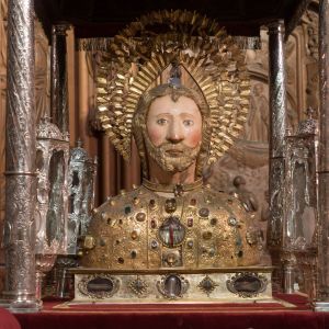 Busto-relicario de Santiago Alfeo (1322). Orfebrería gótica en plata sobredorada y pedrería del Museo de la Catedral de Santiago de Compostela.