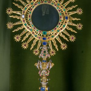 Custodia de oro de Juan de Figueroa (1702). Orfebrería barroca con esmaltes y piedras preciosas en el Museo de la Catedral de Santiago de Compostela.