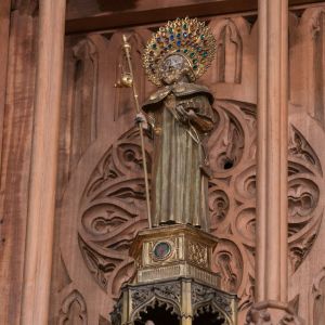 Estatuilla de Santiago Peregrino (1445) donada por Álvaro de Isorna. Orfebrería con aureola del S. XVII en la Catedral de Santiago.