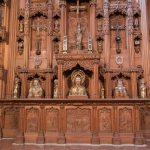 Retablo de las Reliquias con el busto de Santiago Alfeo. Orfebrería neogótica y tesoros de plata en el Museo de la Catedral de Santiago.