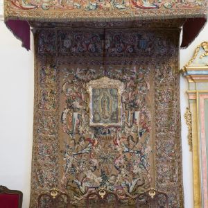 Dosel real de Carlos III (1764) en la Sala Capitular de la Catedral de Santiago. Tapiz de la Real Fábrica de Santa Bárbara con motivos florales.