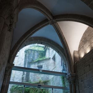 Bóveda de crucería románica en el zaguán de acceso al Palacio de Gelmírez desde la Plaza del Obradoiro, Santiago de Compostela