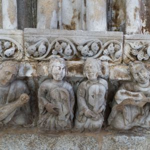 Capitel románico del Salón de Ceremonias del Palacio de Gelmírez con músicos en relieve, Santiago de Compostela, siglo XII