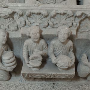Capitel románico del Salón de Ceremonias del Palacio de Gelmírez con relieve de figuras en banquete, Santiago de Compostela, siglo XII