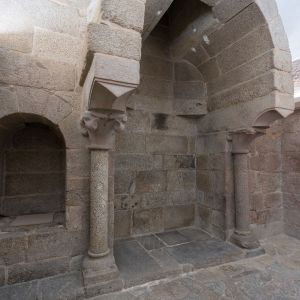 Cocina medieval del Palacio de Gelmírez con hogar y hornacina de almacenamiento en sillería granítica, Santiago de Compostela, siglo XII